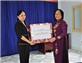 Bộ trưởng Phạm Thị Hải Chuyền thăm và tặng quà tại Trung tâm nuôi trẻ mồ côi và nhiễm chất độc Điôxin Cần Thơ