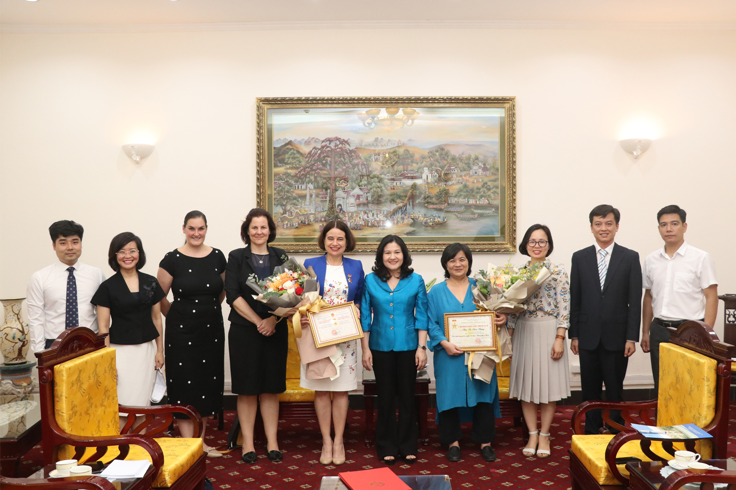 Deputy Minister Nguyen Thi Ha awards a medal for the cause of Labour – Invalids and Social Affairs to Mrs. Robyn. Louise Mudie