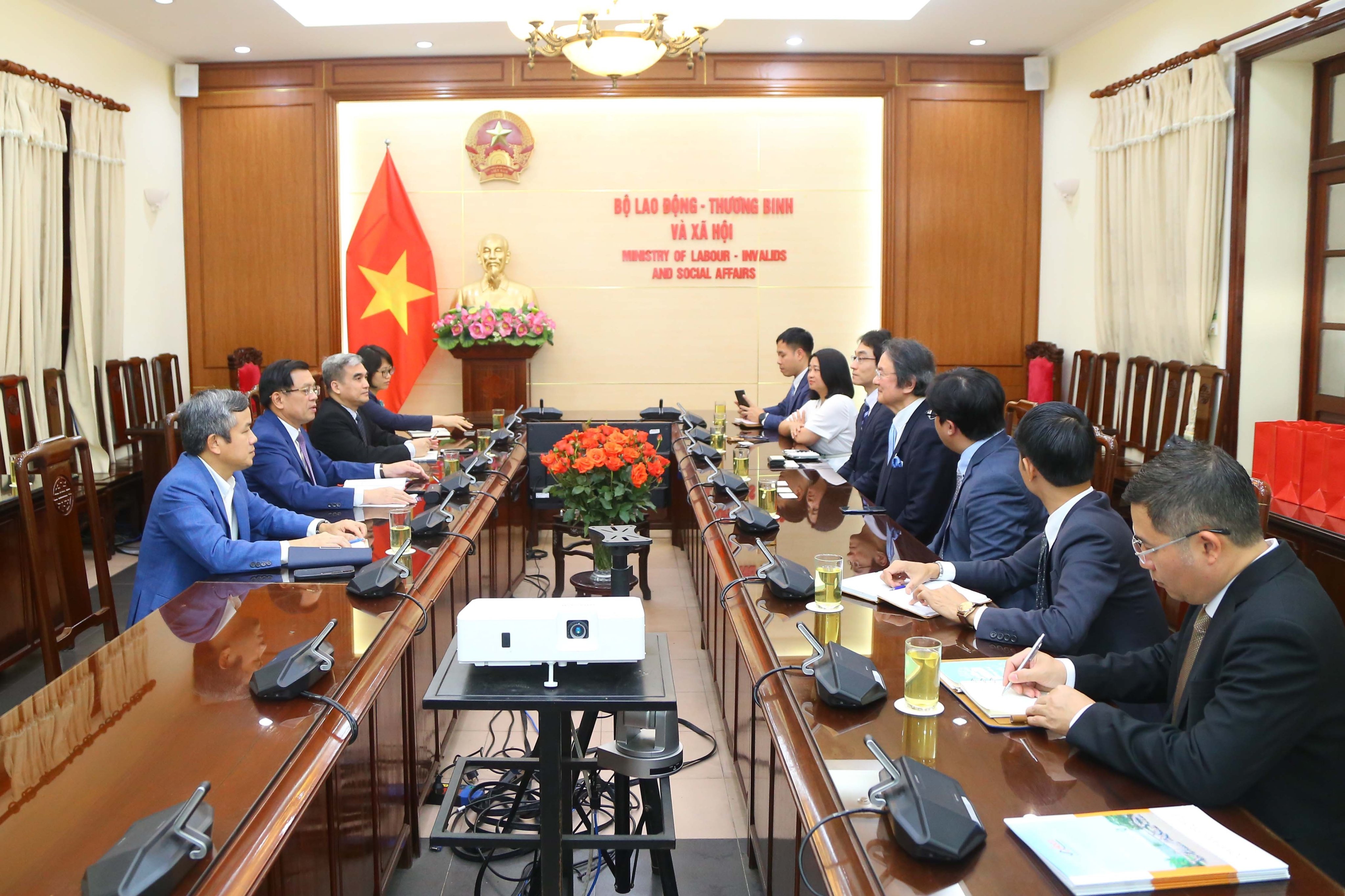 Deputy Minister Nguyen Ba Hoan receives President of Knowledge Group