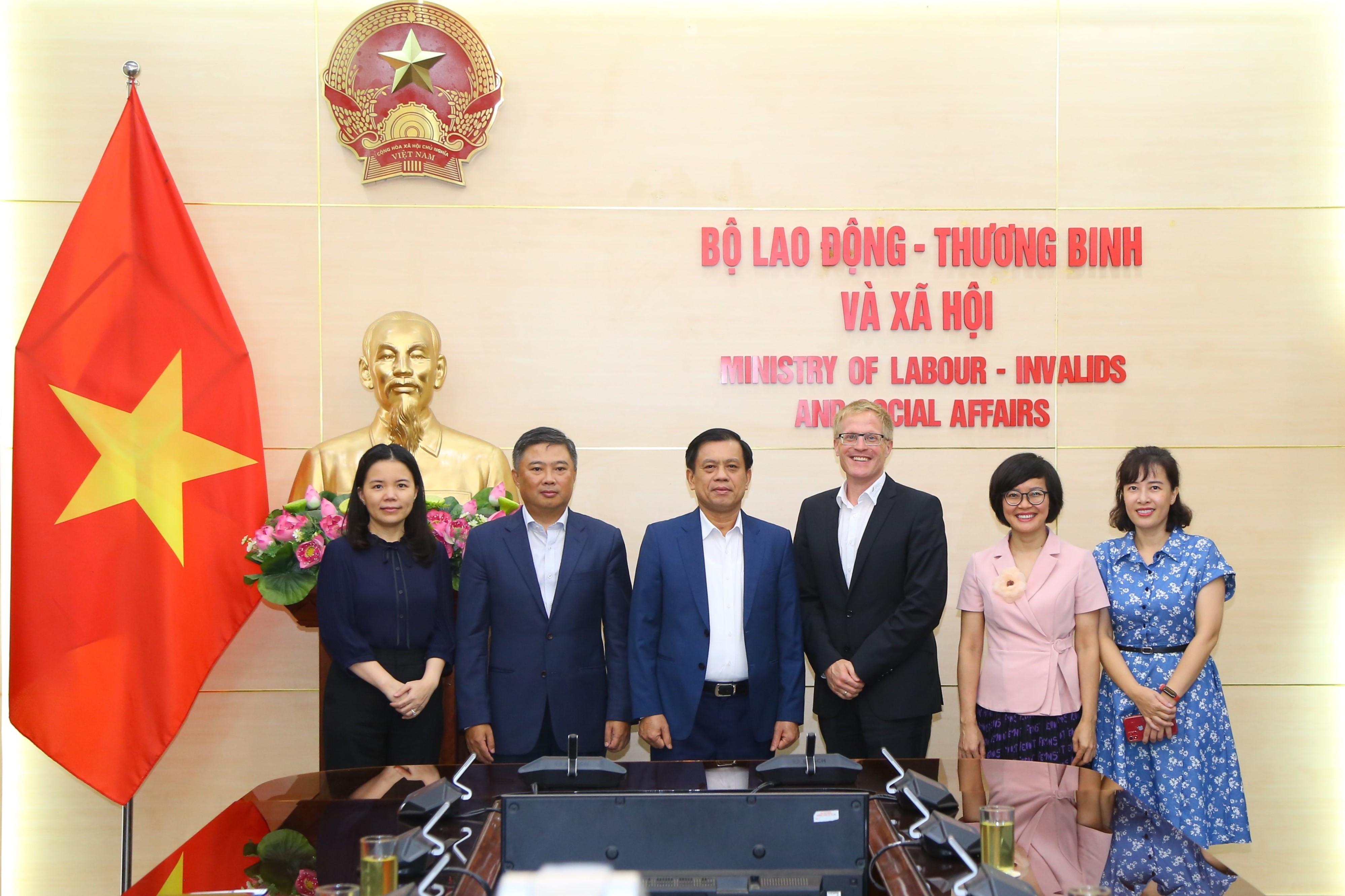 Deputy Minister Nguyen Ba Hoan receives CEO of Vivantes Co., Ltd