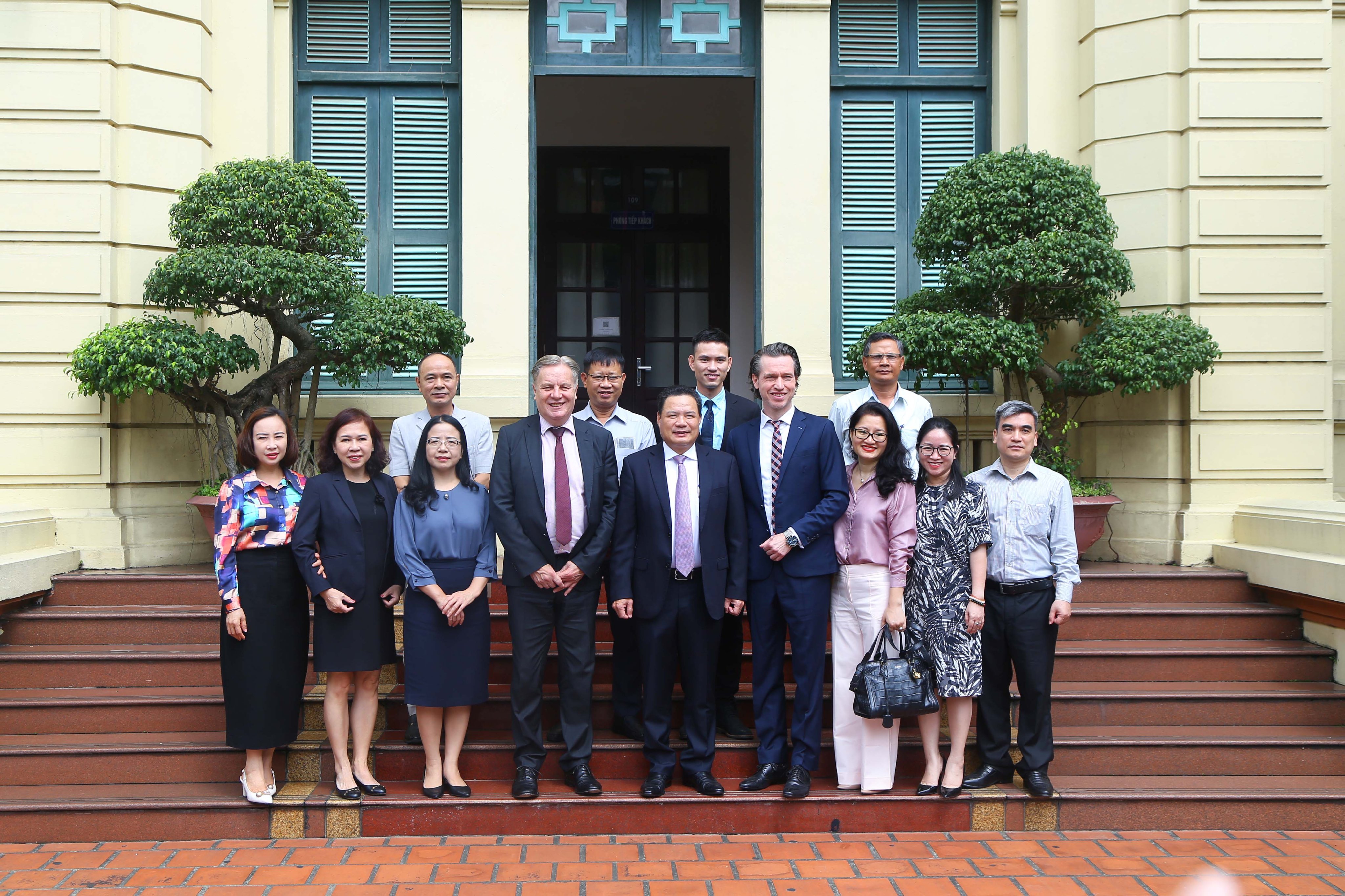 Deputy Minister Le Van Thanh receives Delegation of Manpower Group