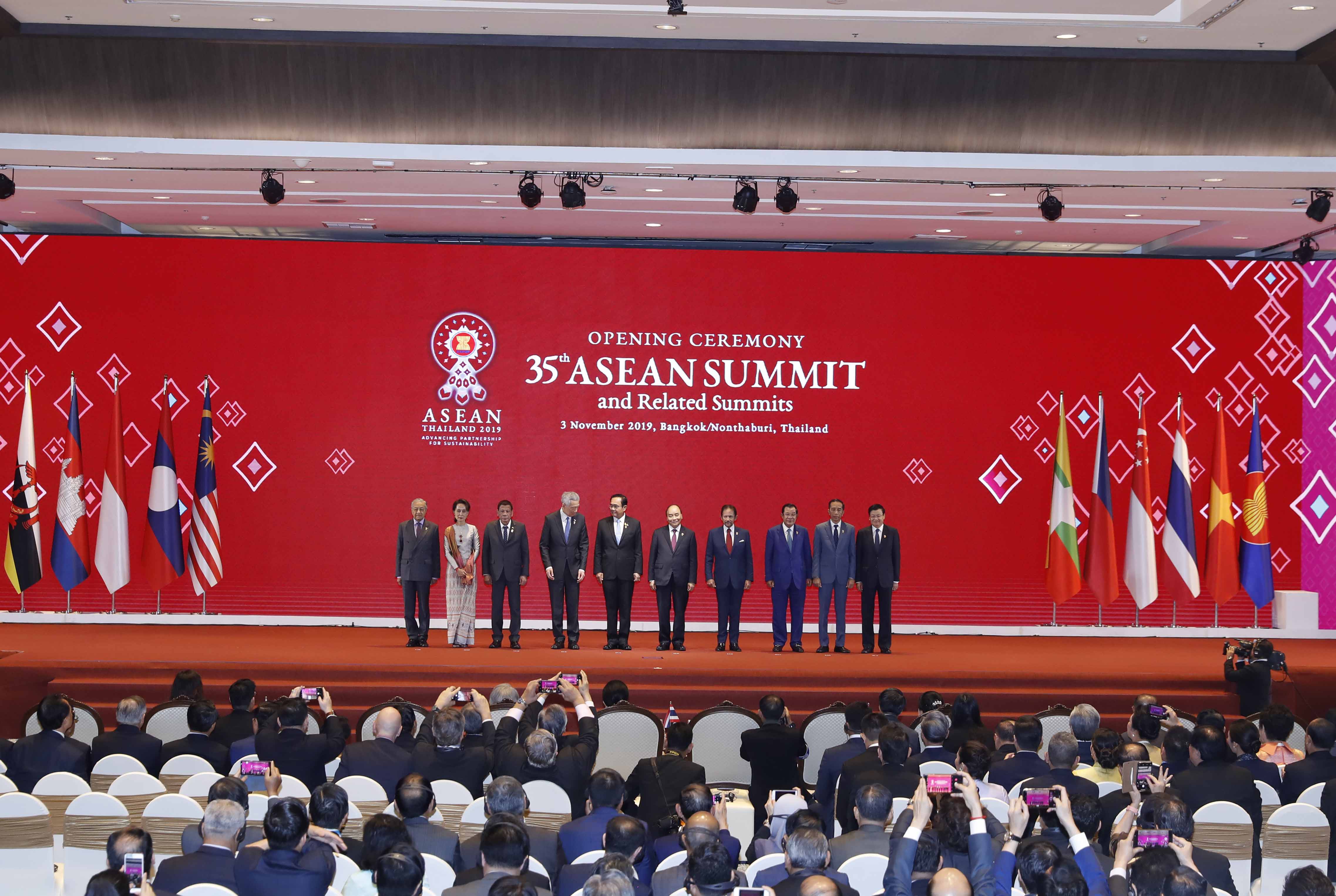 Prime Minister Nguyen Xuan Phuc attended the 35th ASEAN Summit in Bangkok