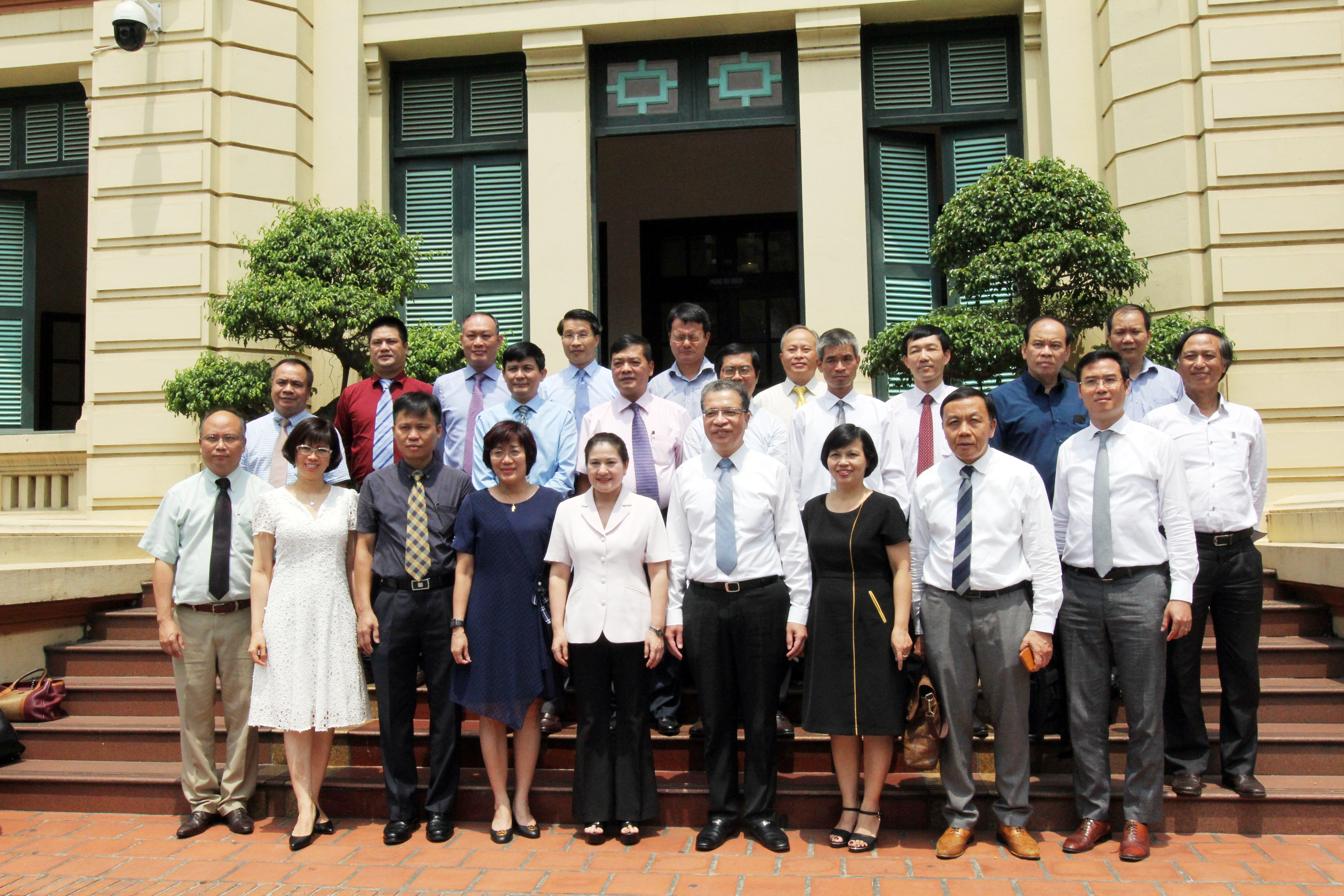 Deputy Minister Nguyen Thi Ha receives the newly appointed Vietnamese Ambassadors