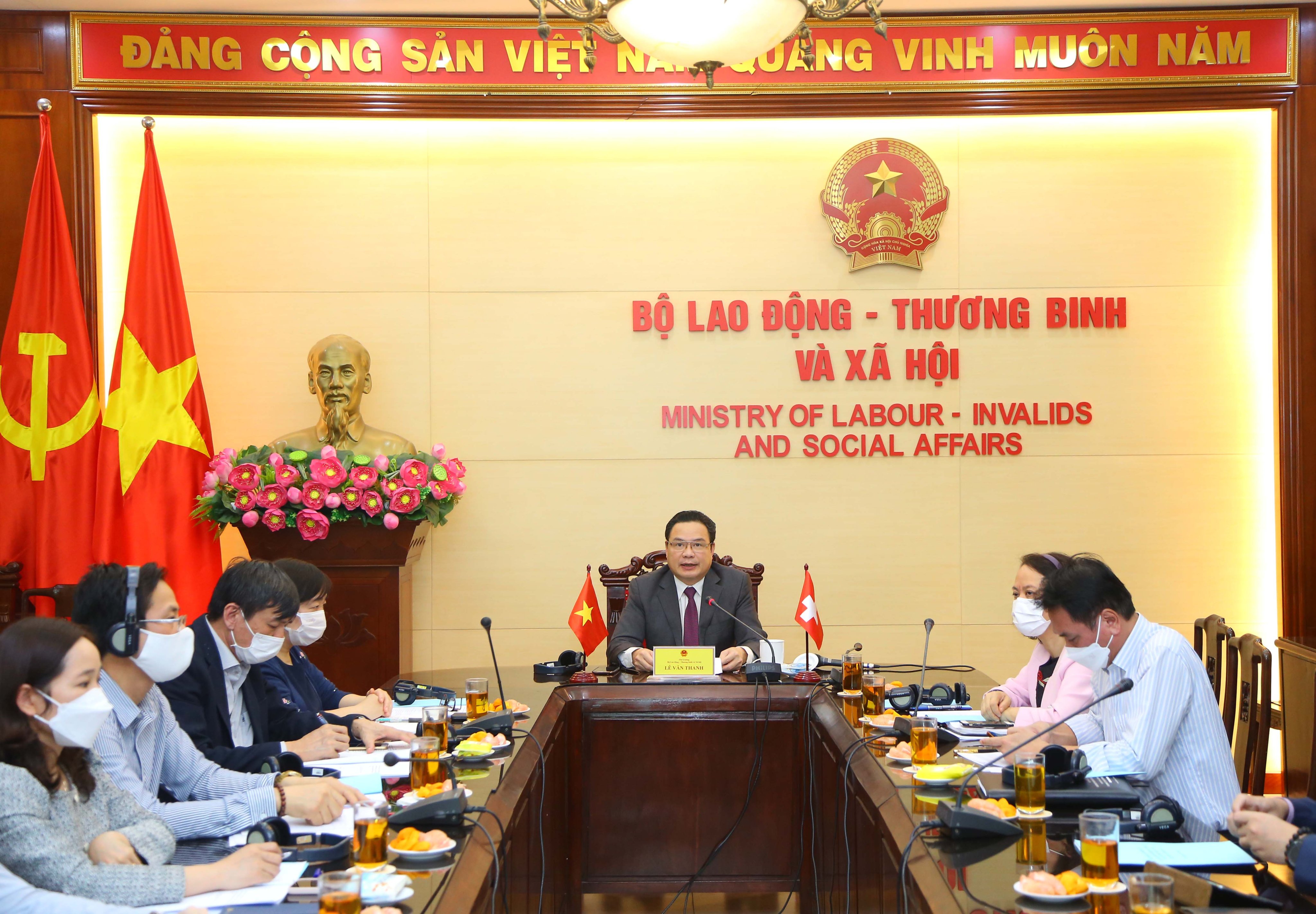 Vietnam and Switzerland promote job security